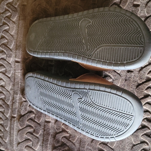 Nike slides size 6 gold - Picture 3 of 4